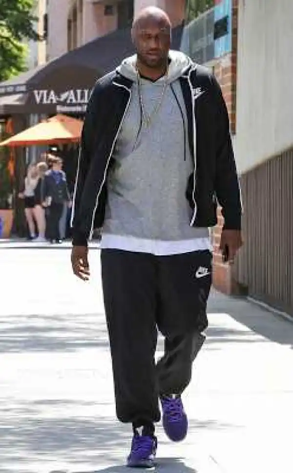 Lamar Odom voluntarily checks himself into rehab